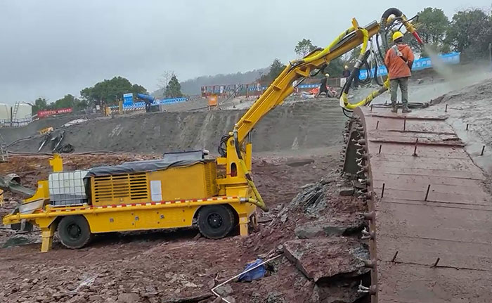 工程混凝土濕噴臺車施工現(xiàn)場